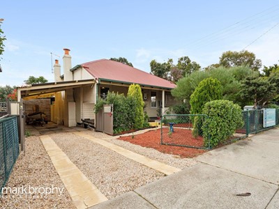Property for sale in Beaconsfield : Mark Brophy Estate Agent