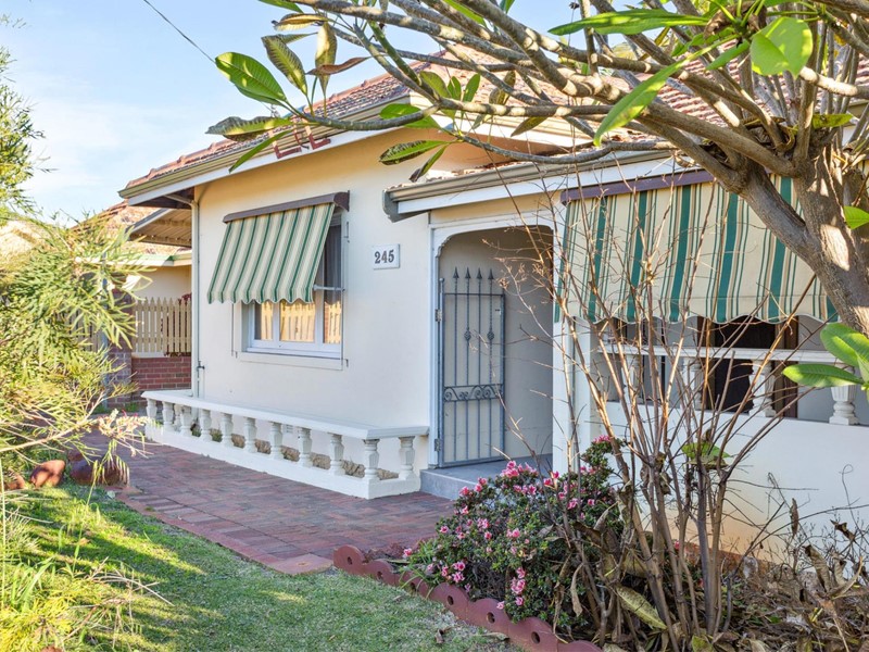 Property for sale in Bedford : Passmore Real Estate
