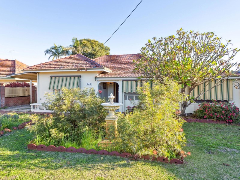 Property for sale in Bedford : Passmore Real Estate