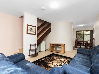 Property For Lease in Como