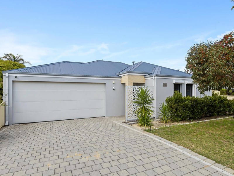 Property for sale in Westminster : Passmore Real Estate